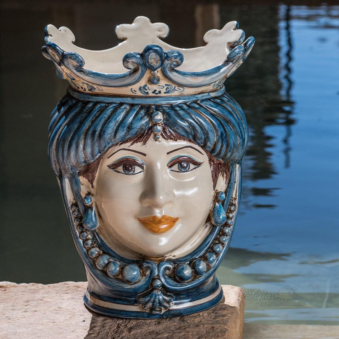 Ceramica di Caltagirone fatta a mano con volto femminile e corona blu, arte tradizionale siciliana