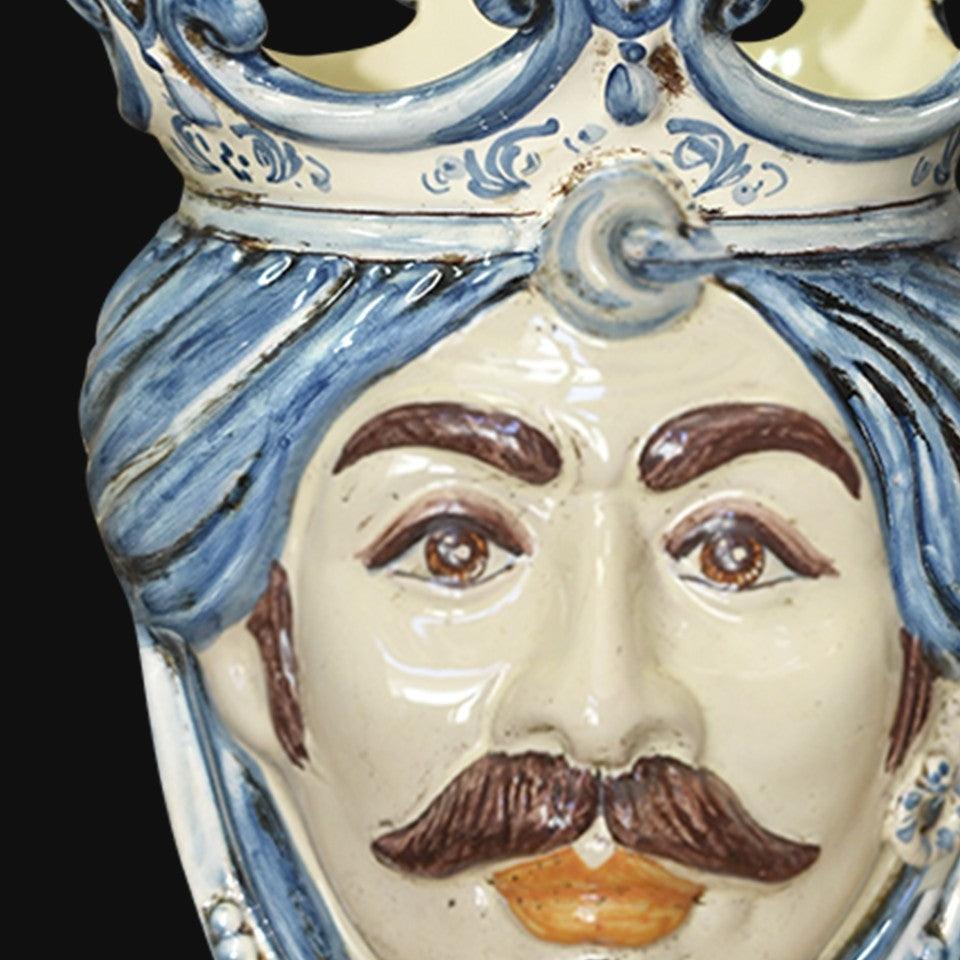 Ceramiche di Caltagirone fatti a mano con volto barbuto e corona blu, arte tradizionale siciliana