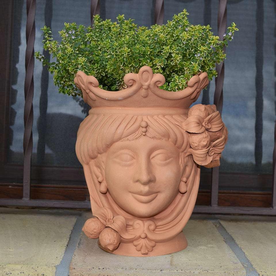 Vaso in ceramica di Caltagirone fatta a mano con volto femminile e corona, perfetto per piante