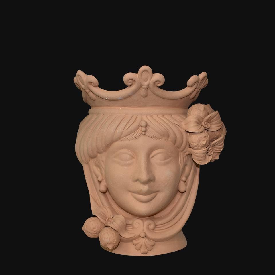 Ceramica di Caltagirone fatta a mano con volto femminile e corona, design artigianale unico