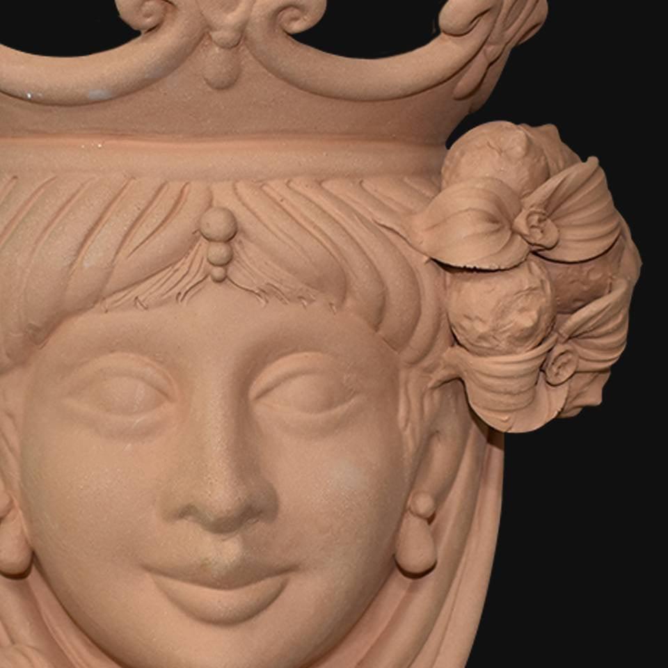 Ceramiche di Caltagirone fatti a mano con volto femminile e corona, arte tradizionale siciliana