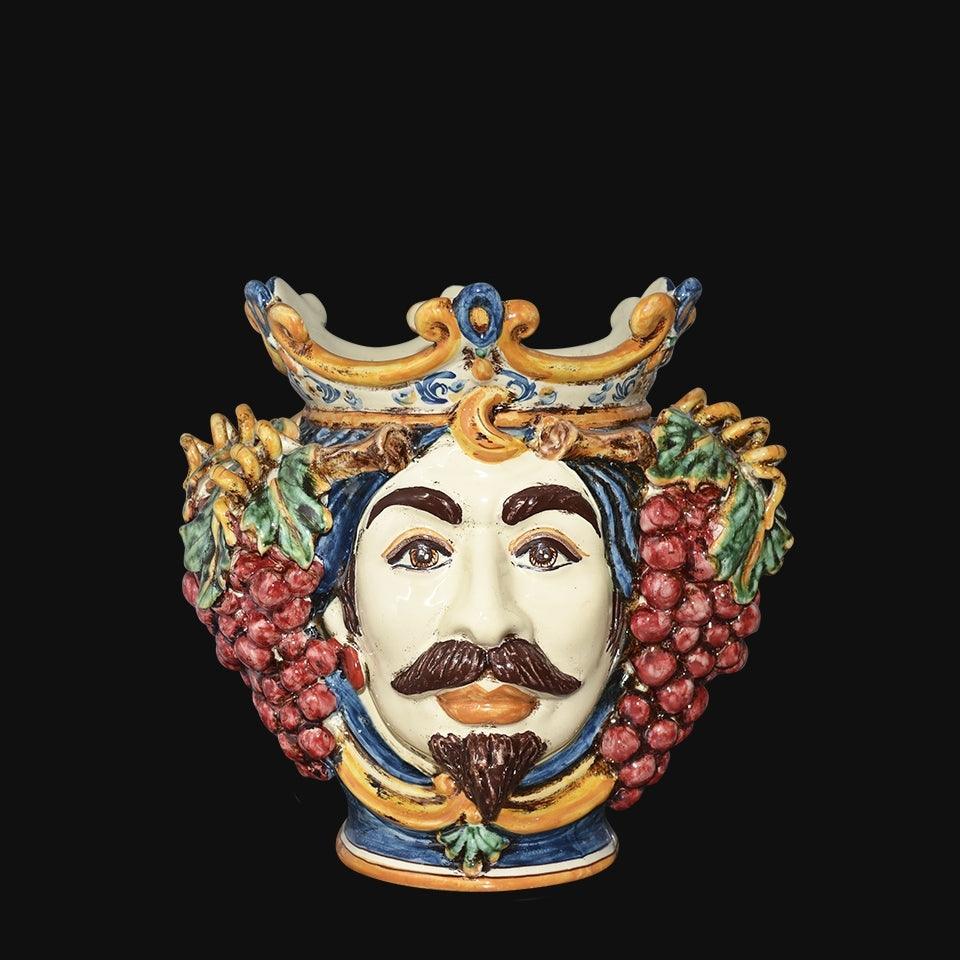 Ceramiche di Caltagirone fatti a mano con volto barbuto e grappoli d'uva, arte tradizionale siciliana