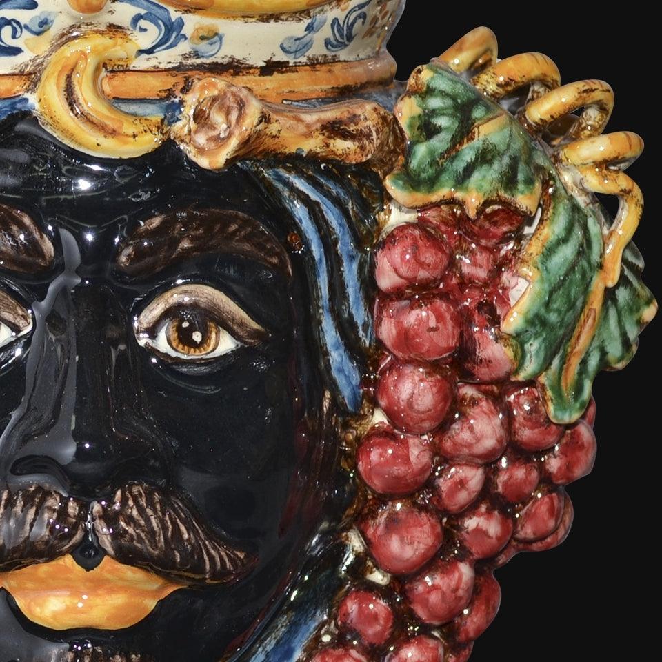 Ceramiche di Caltagirone fatti a mano con dettagli di uva e foglie, arte tradizionale siciliana