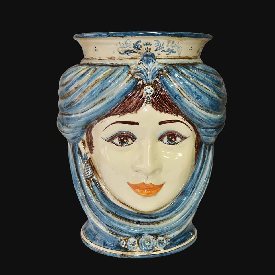 Ceramiche di Caltagirone fatti a mano con volto femminile e dettagli blu, arte tradizionale siciliana