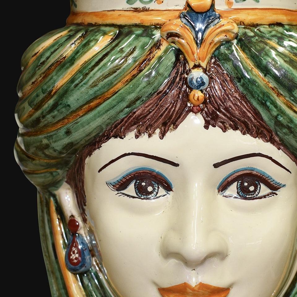 Ceramiche di Caltagirone fatti a mano con volto femminile dipinto a mano e dettagli colorati