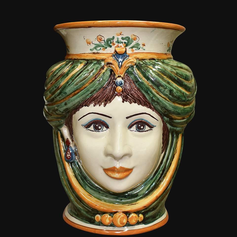 Vaso in ceramica di Caltagirone fatta a mano con volto femminile dipinto e dettagli colorati
