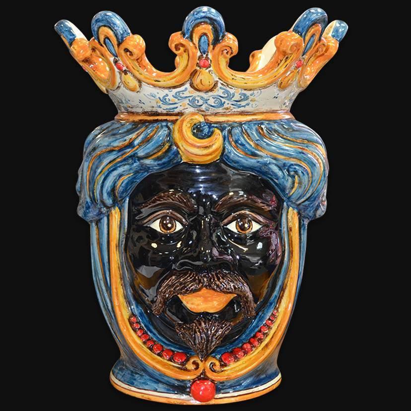 Ceramiche di Caltagirone fatti a mano: maschera reale con corona blu e oro, dettagli colorati