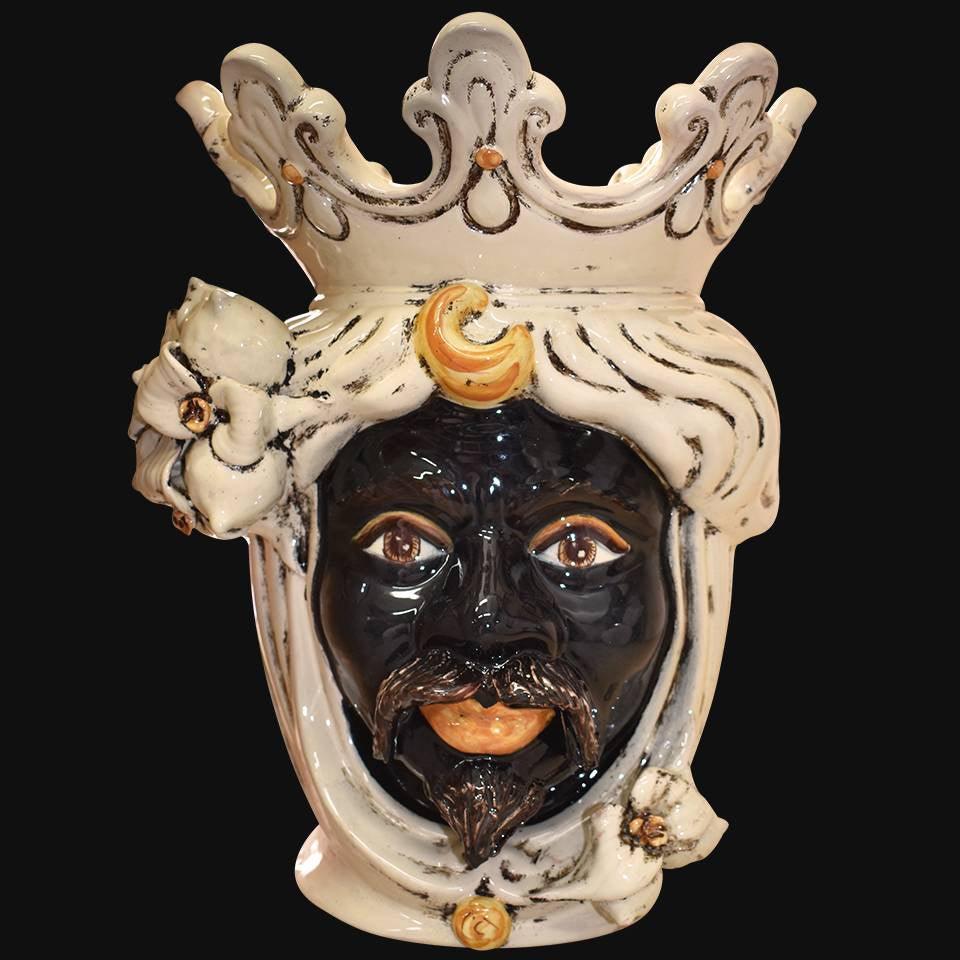 Ceramiche di Caltagirone fatti a mano, maschera decorativa con corona e dettagli artigianali