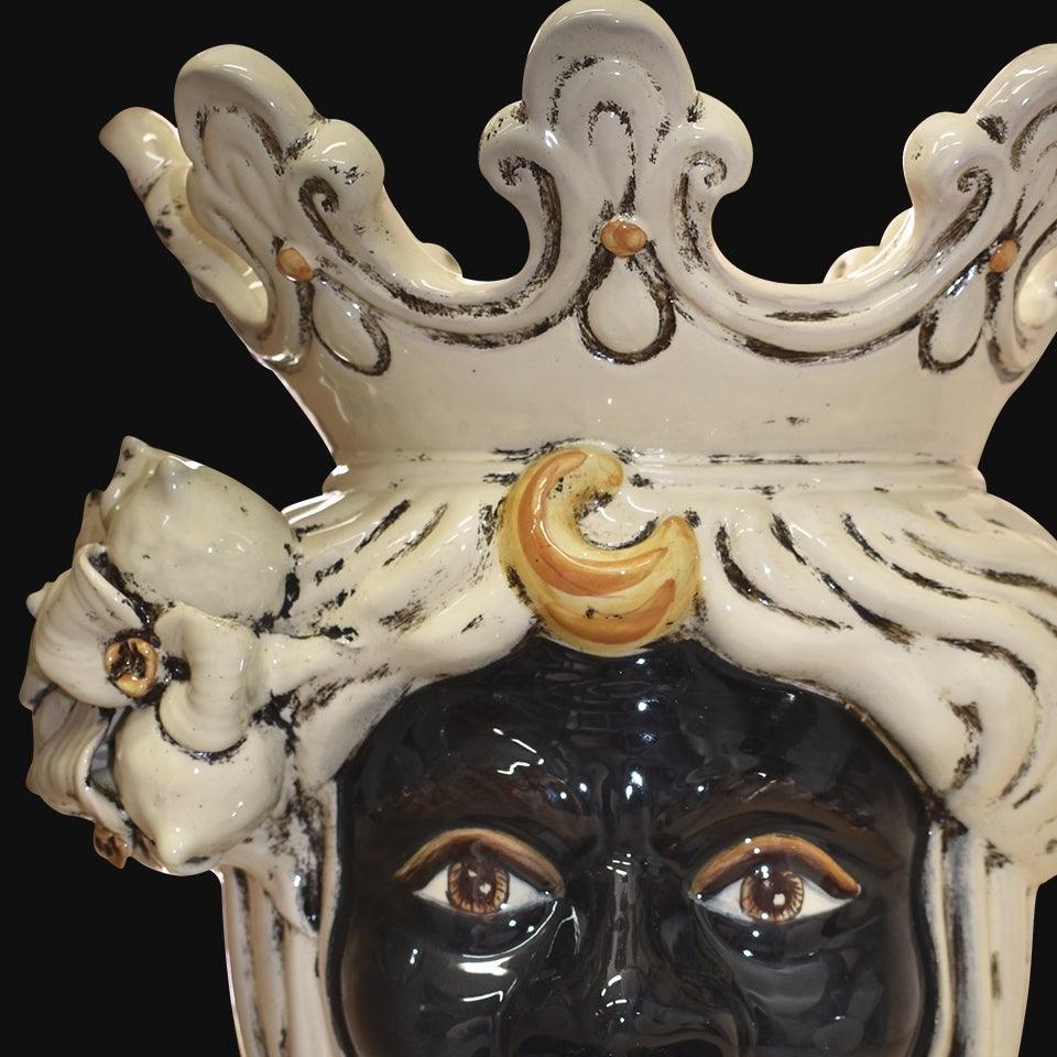 Ceramiche di Caltagirone fatti a mano con corona e dettagli decorativi, arte tradizionale siciliana
