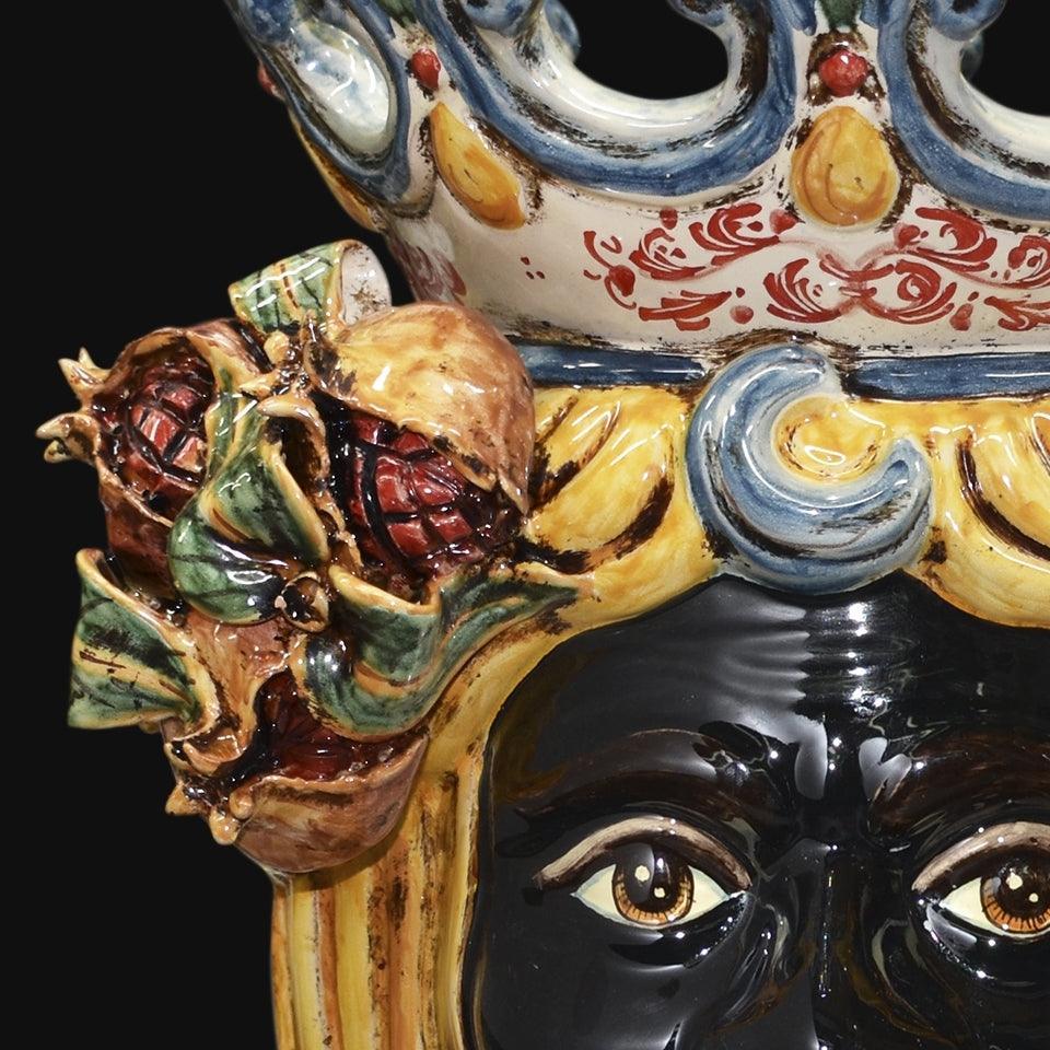 Ceramiche di Caltagirone fatti a mano con dettagli colorati e decorazioni artigianali