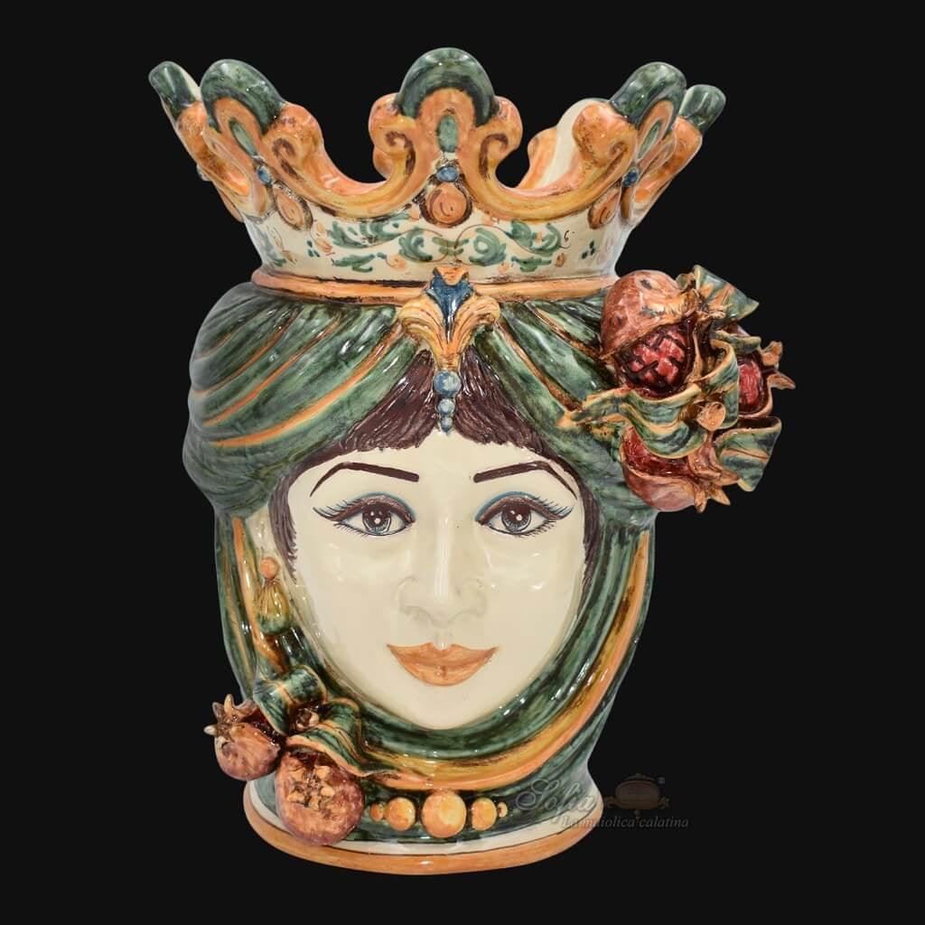 Ceramiche di Caltagirone fatti a mano con volto femminile e corona, arte tradizionale siciliana