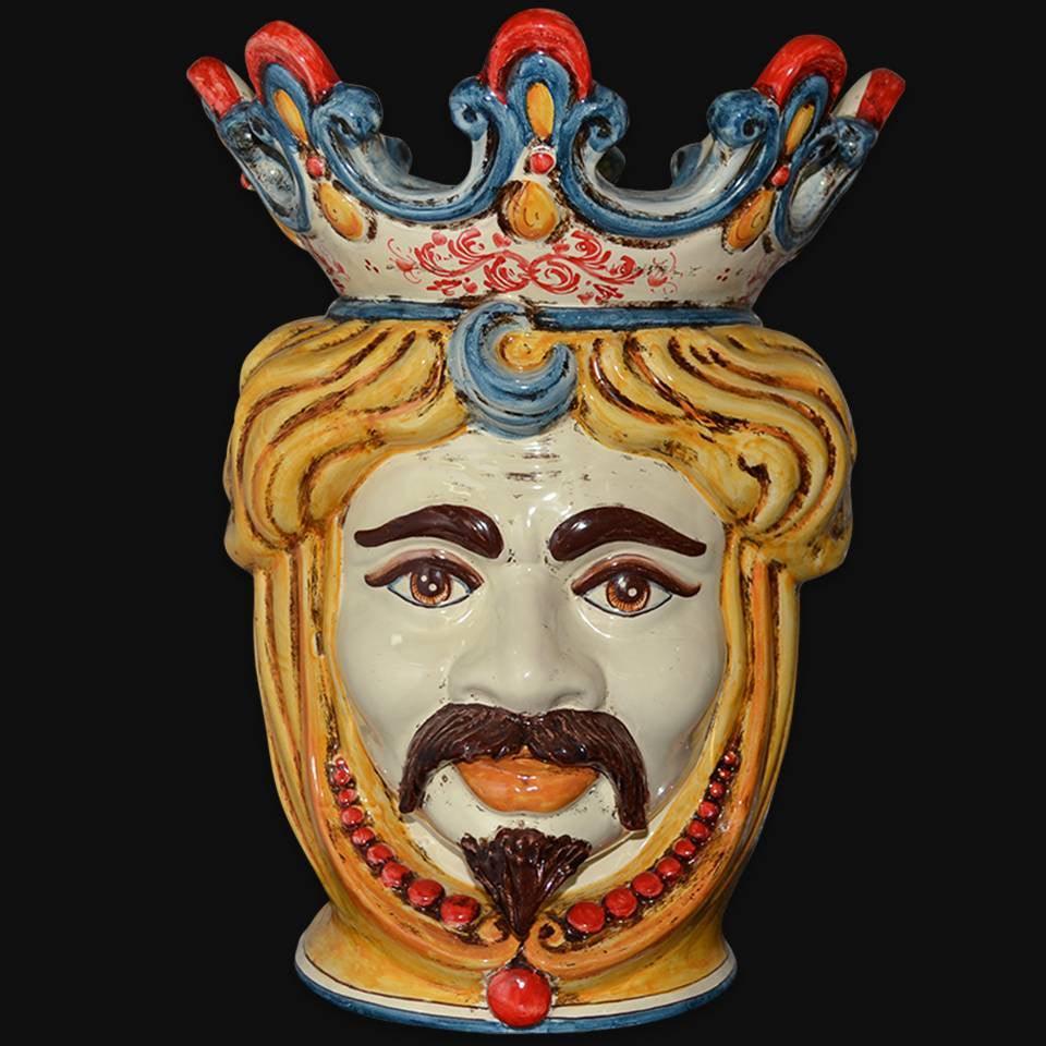 Testa di re in ceramica di Caltagirone fatta a mano, con corona colorata e dettagli artigianali