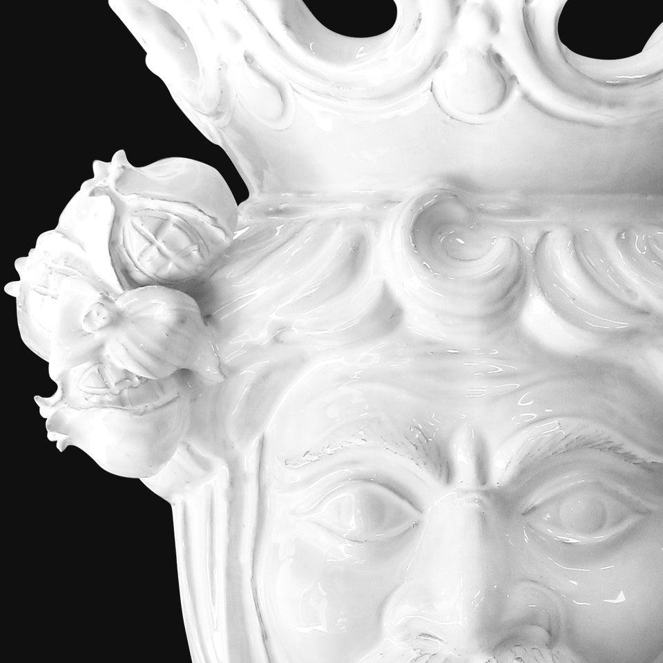 Ceramiche di Caltagirone fatti a mano: volto barocco in bianco, dettaglio artigianale