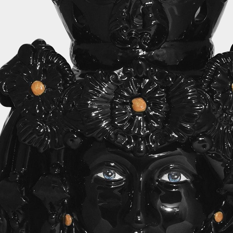 Ceramiche di Caltagirone fatti a mano, scultura nera con fiori e occhi azzurri, arte tradizionale siciliana