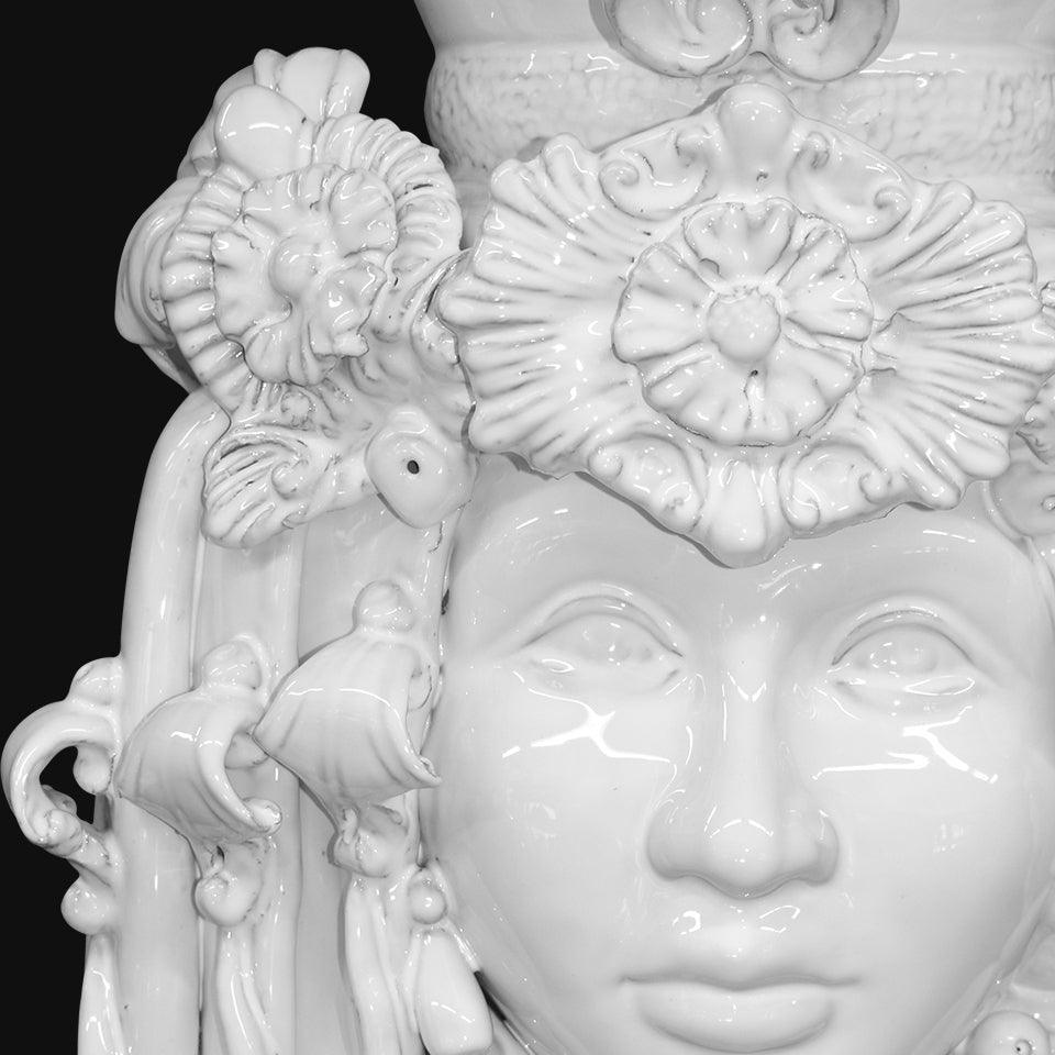Ceramiche di Caltagirone fatti a mano con volto femminile e fiori scolpiti, arte tradizionale siciliana