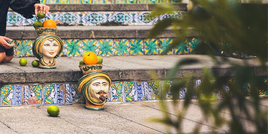 Ceramiche Caltagirone fatti a mano, teste di moro colorate su gradini decorati, stile siciliano.