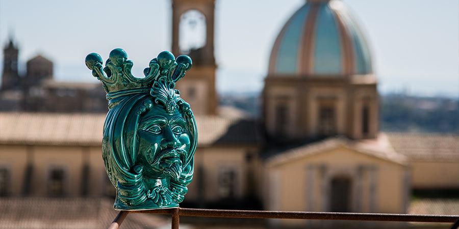 Testa di moro in ceramica Caltagirone fatti a mano con sfondo cupola, artigianato siciliano