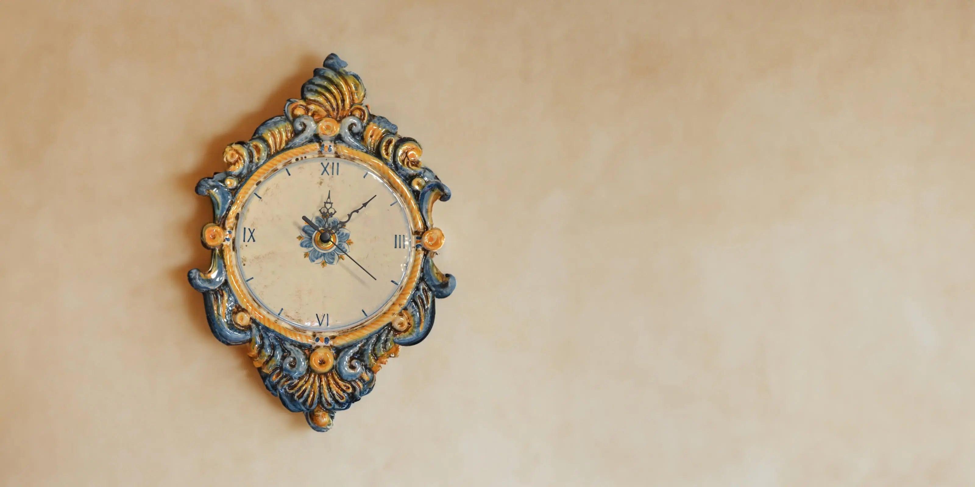 Orologio da parete in ceramica di Caltagirone Sofia, decorato, fatti a mano.