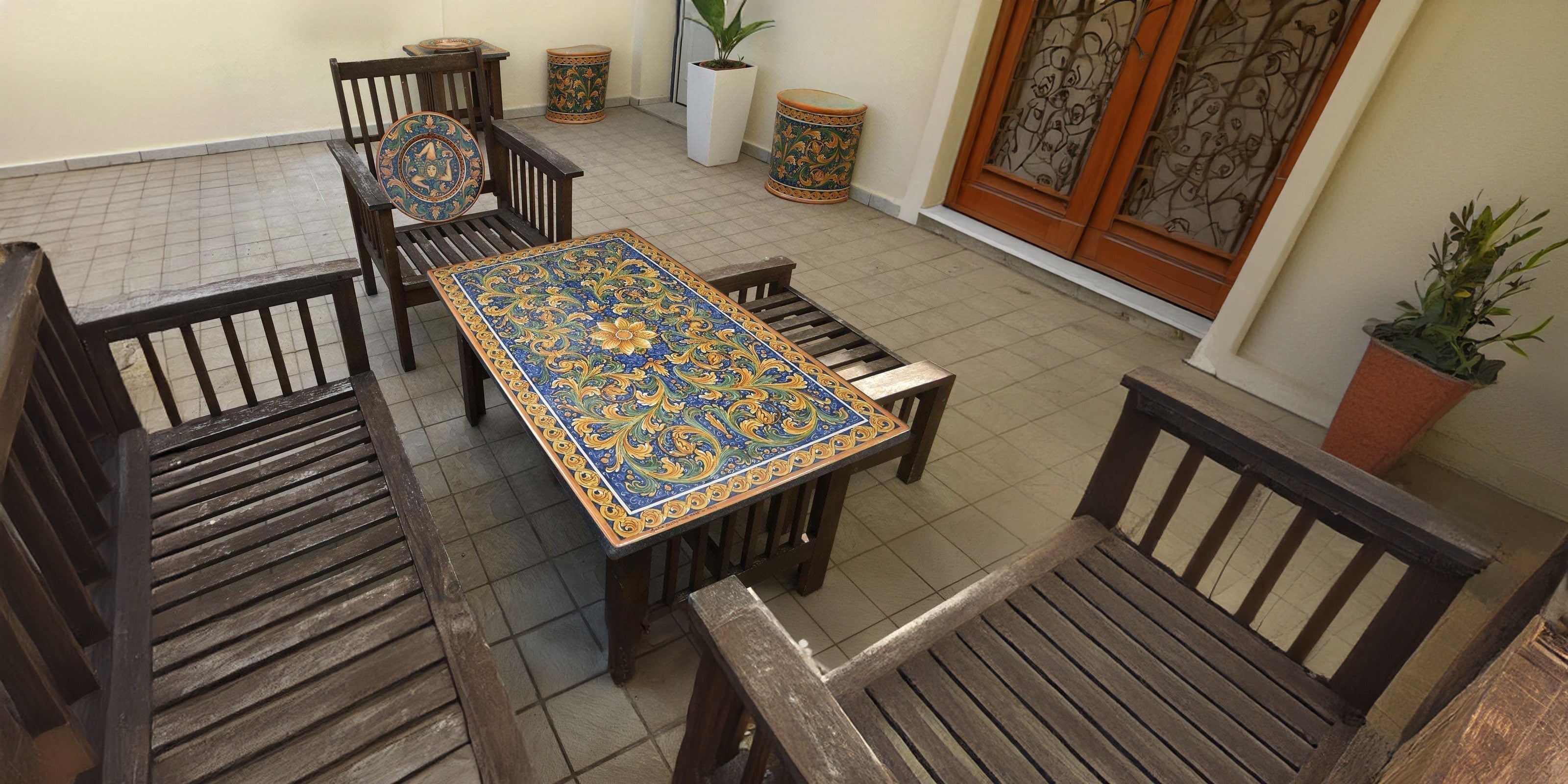 Tavolo in pietra lavica decorato, ceramiche caltagirone fatti a mano su terrazzo