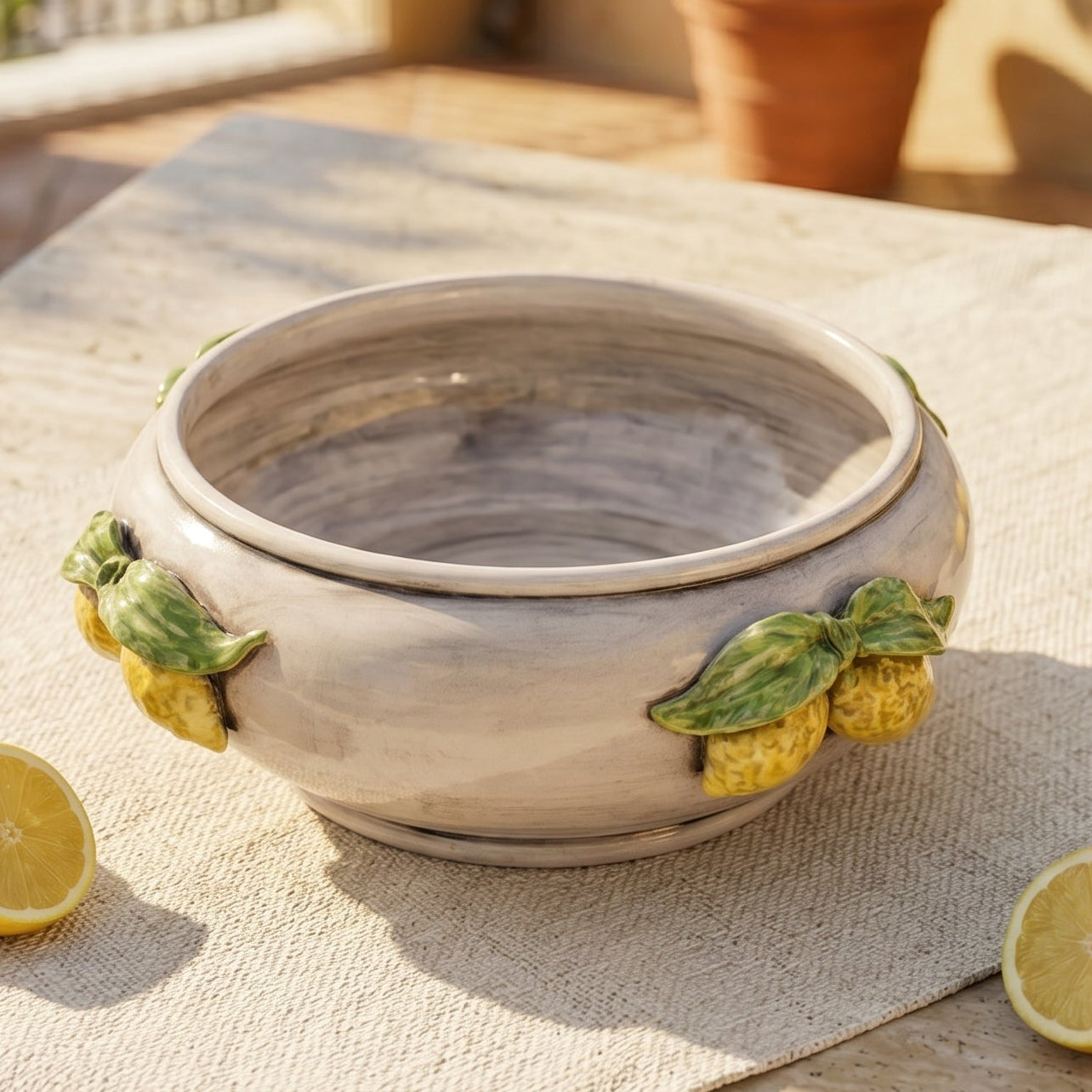 Centrotavola con Limoni Siciliani in Ceramica di Caltagirone Ø 25 cm - Madreperla