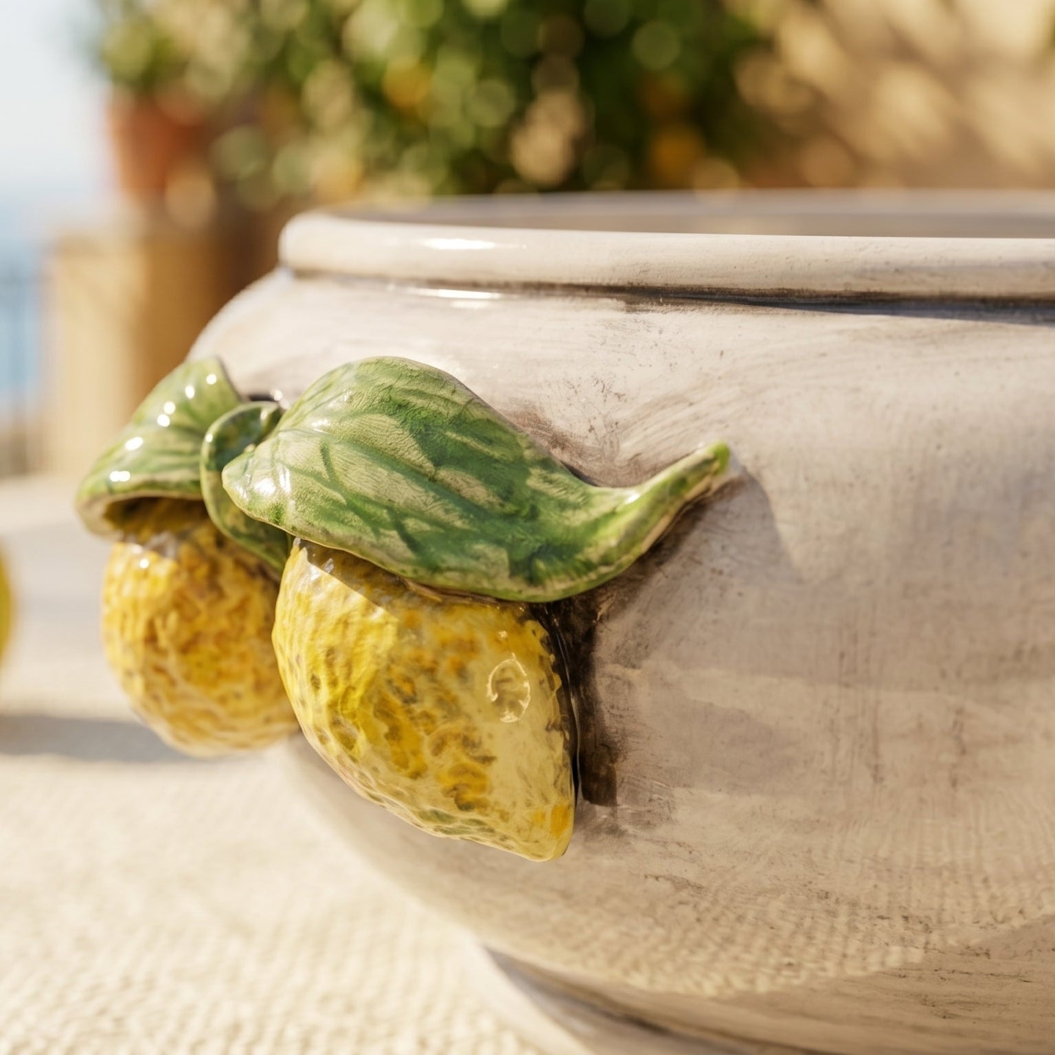 Centrotavola con Limoni Siciliani in Ceramica di Caltagirone Ø 25 cm - Madreperla