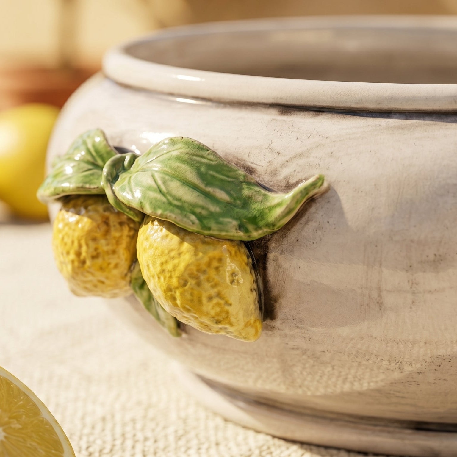 Centrotavola con Limoni Siciliani in Ceramica di Caltagirone Ø 25 cm - Madreperla