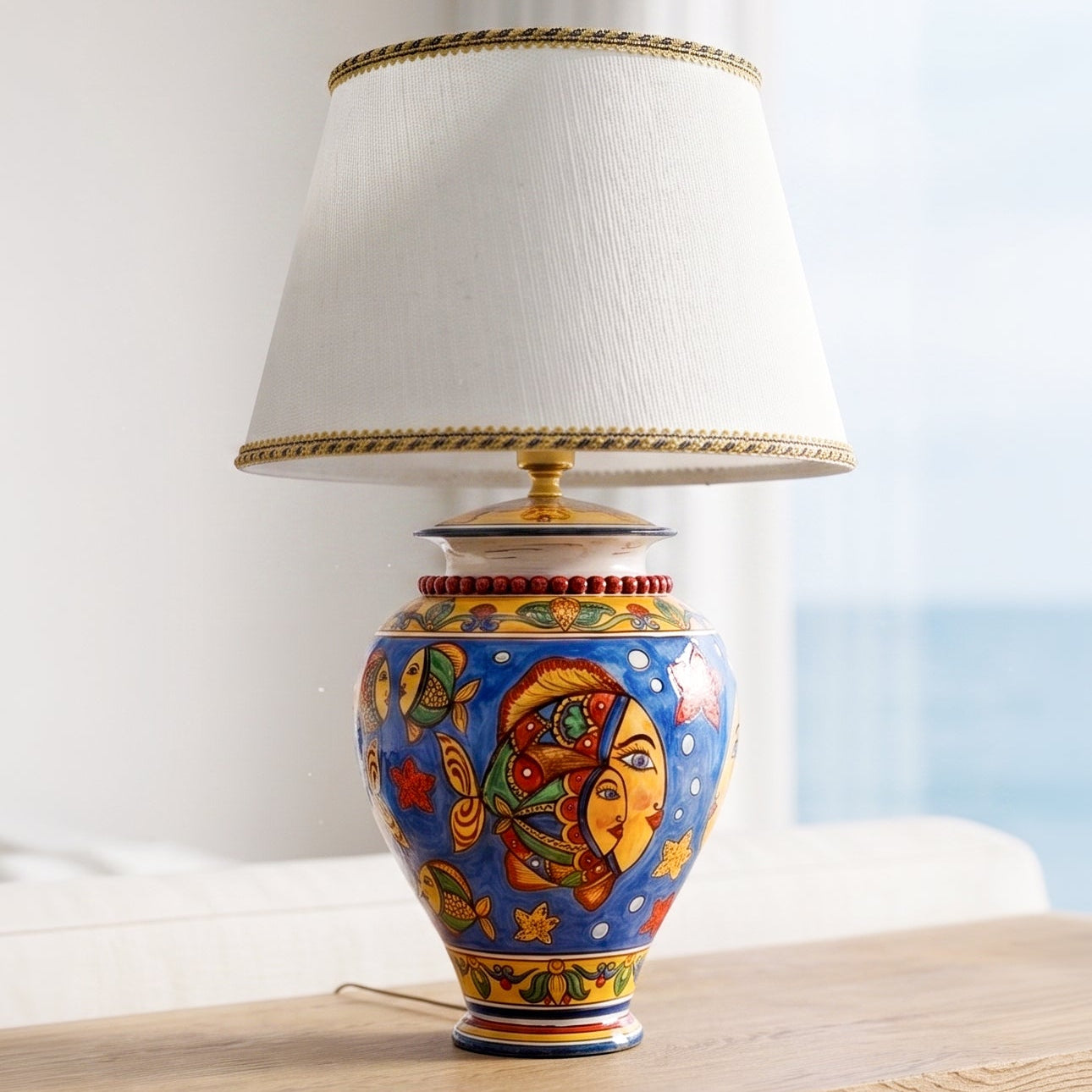 Lume Boccia con Perline in Ceramica di Caltagirone h 35 cm - Decoro Pesci, Fondo Blu