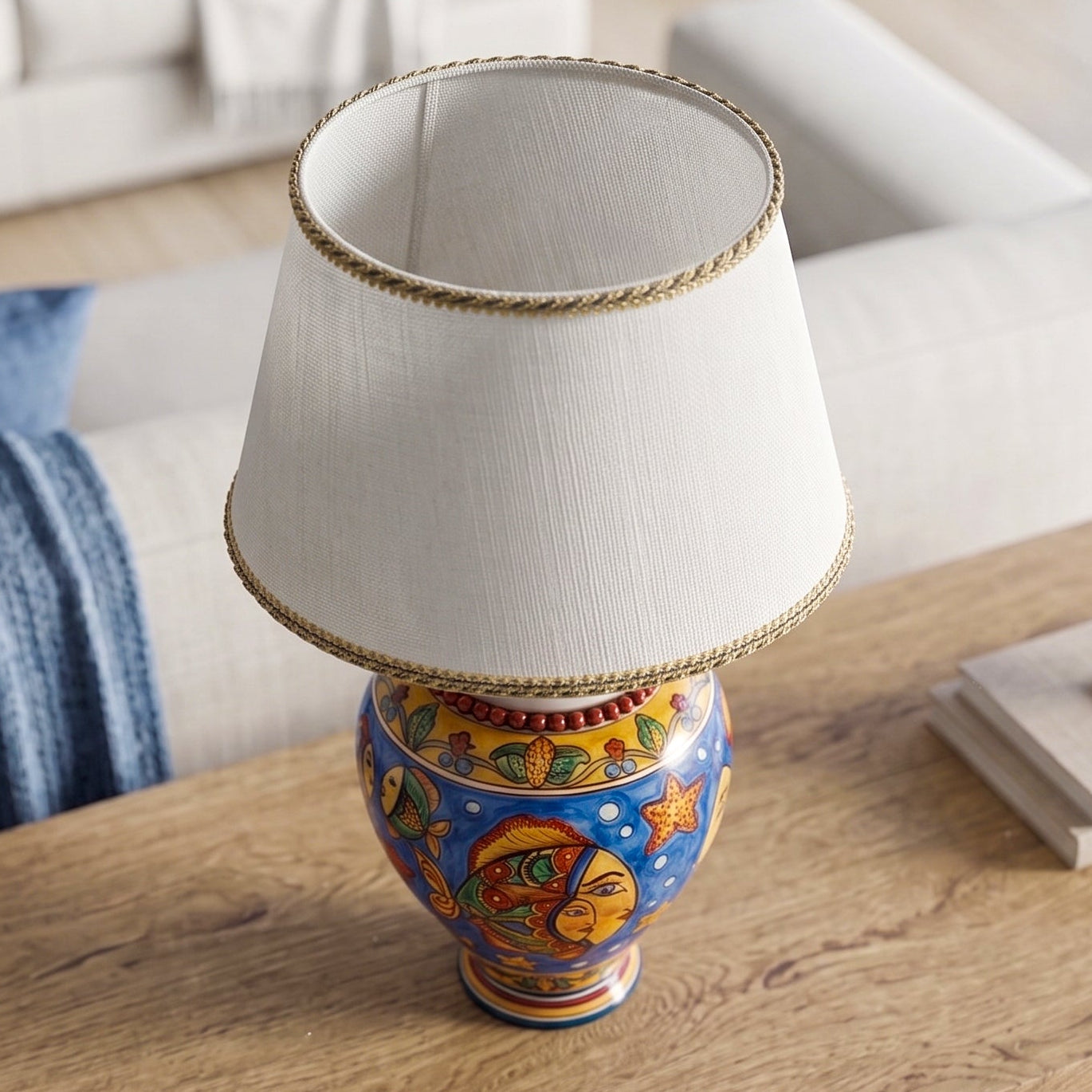 Lume Boccia con Perline in Ceramica di Caltagirone h 35 cm - Decoro Pesci, Fondo Blu