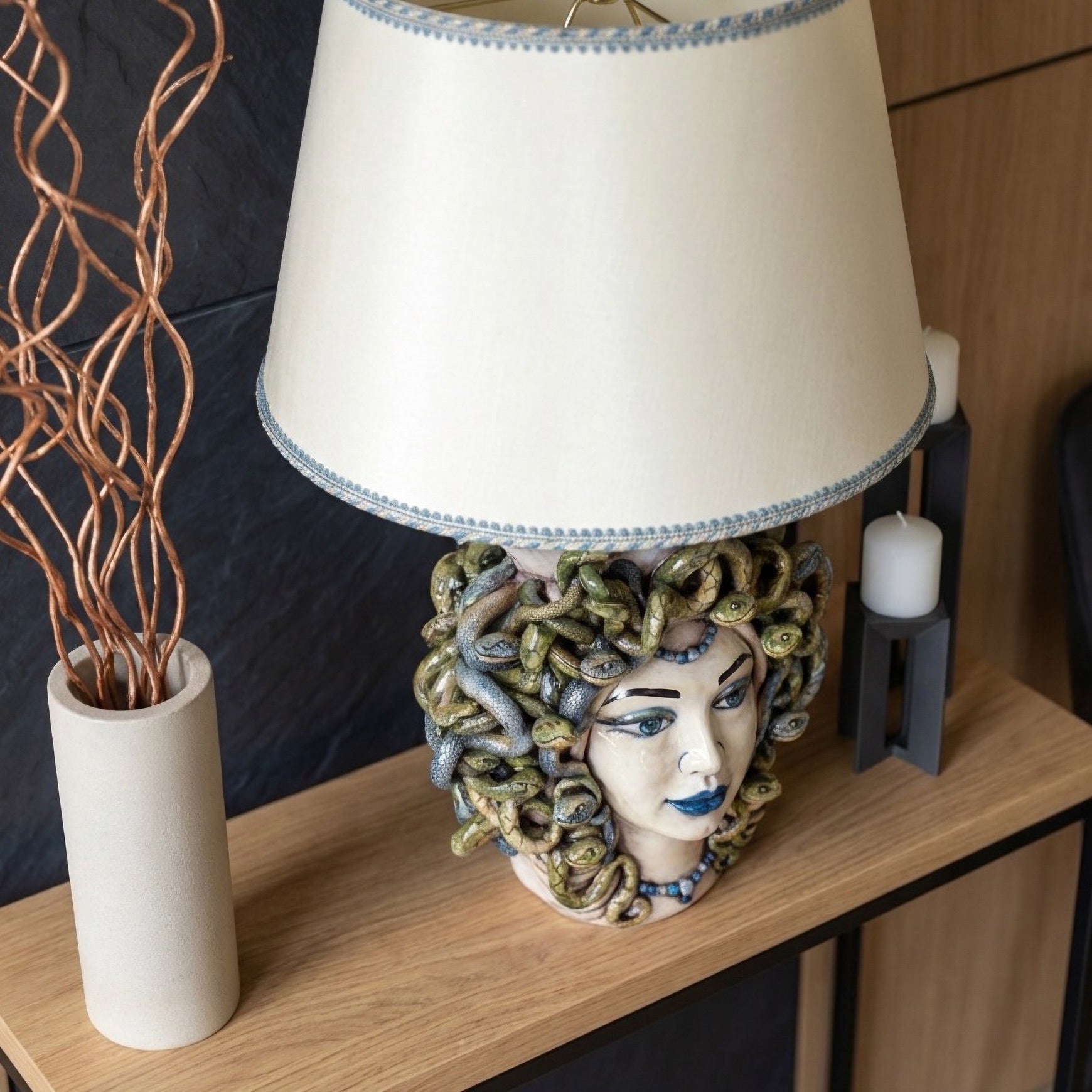 Lume a Testa Medusa h 65 cm (ceramica h 38 cm, Paralume in Tessuto Ø 40 cm) - Femmina