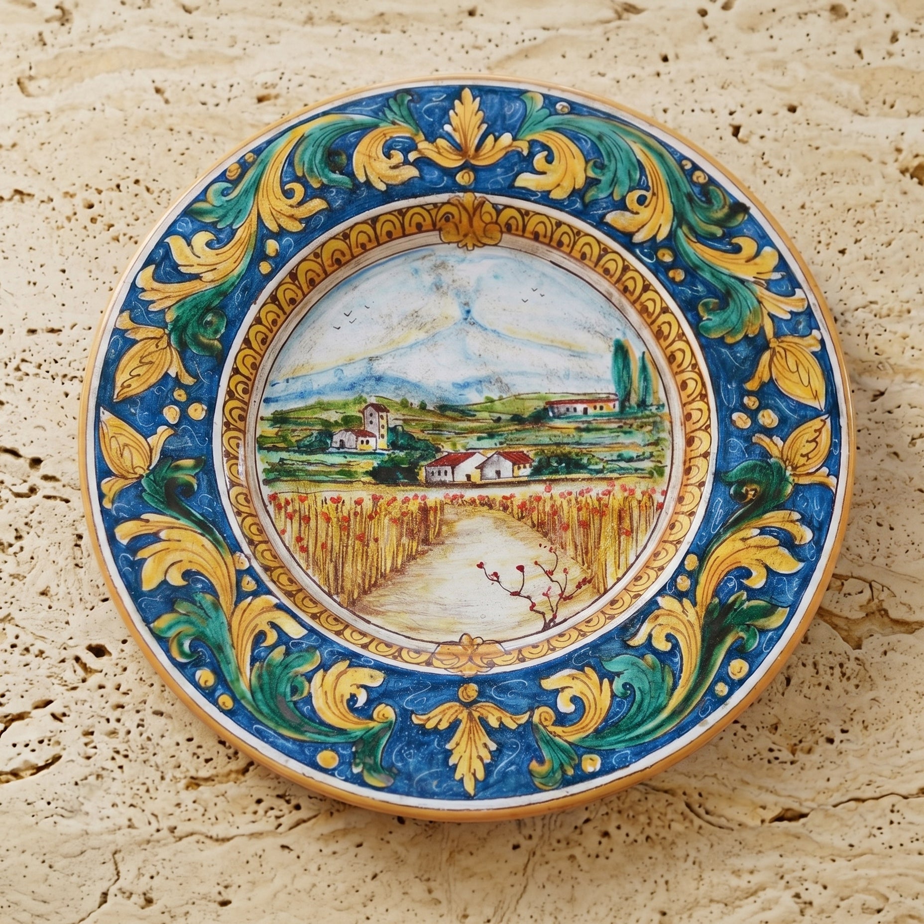 Piatto Cappello Prete in Ceramica di Caltagirone - Paesaggio Etna con Frumento, Ornato Calatino
