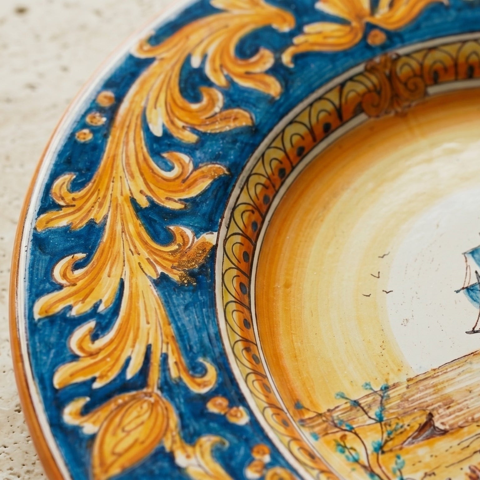 Piatto Cappello Prete in Ceramica di Caltagirone - Veliero, Ornato Fondo Blu