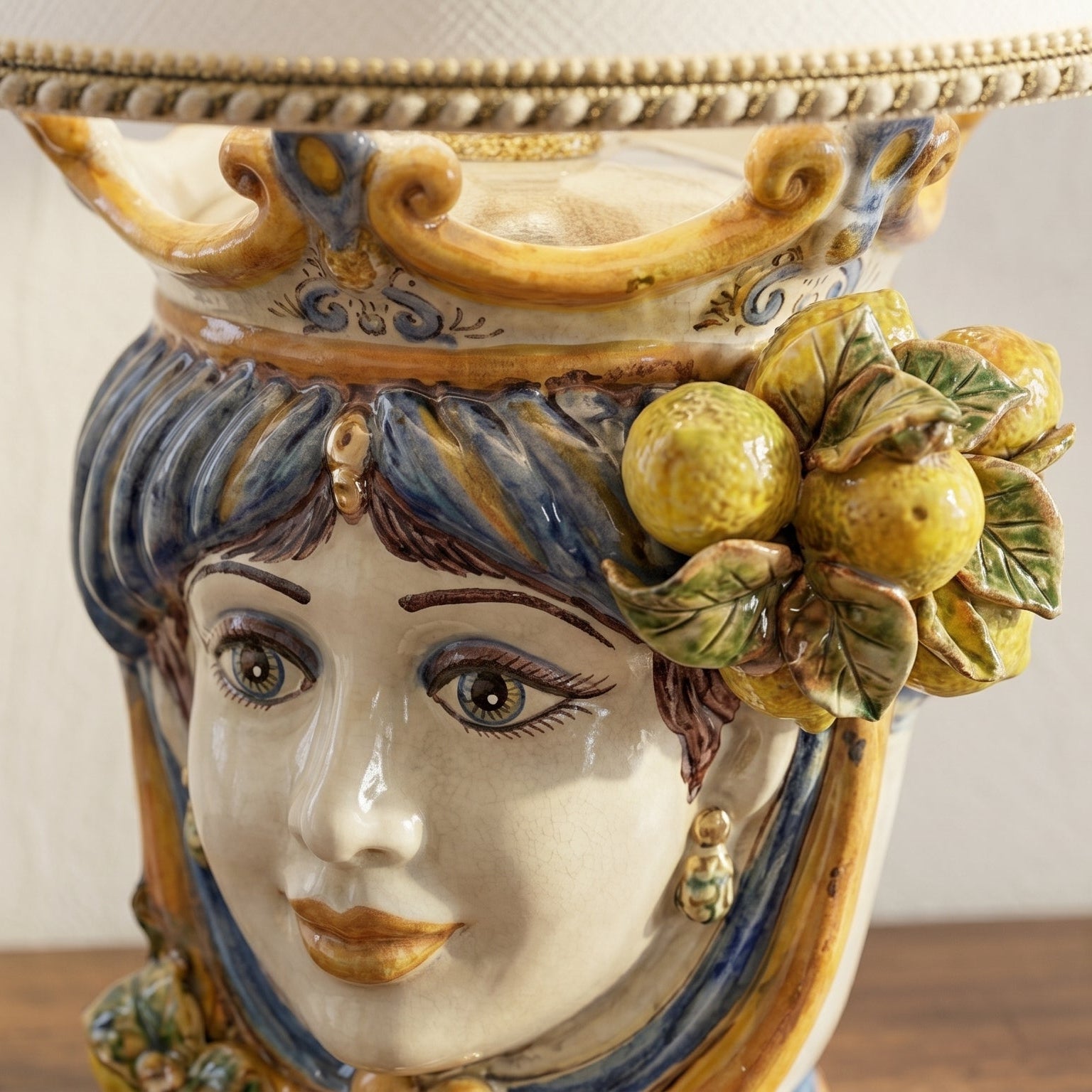 Lume a Testa con Limoni h 55 cm (ceramica h 25 cm, Paralume in Tessuto Ø 35 cm) - Femmina, Blu e Arancio