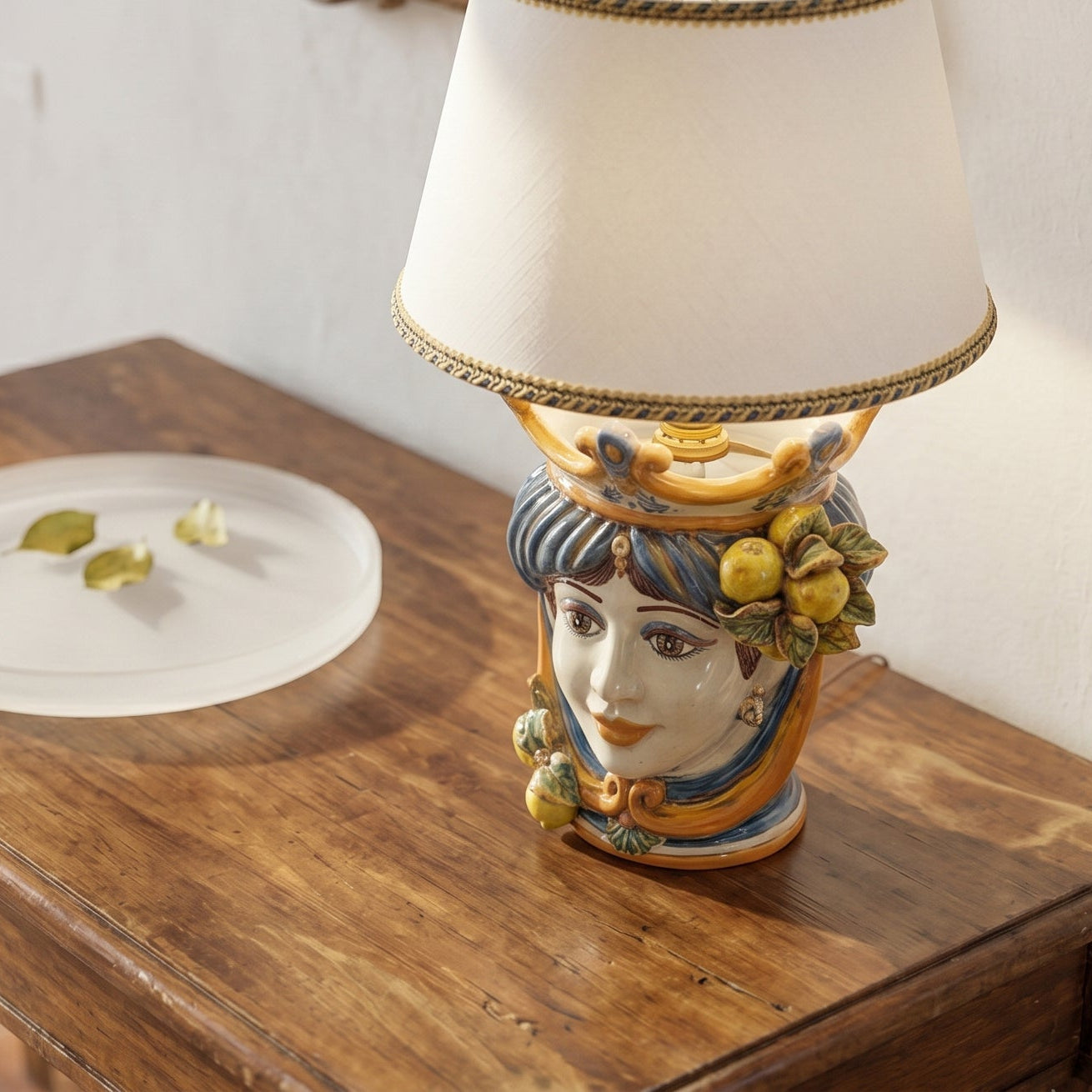Lume a Testa con Limoni h 55 cm (ceramica h 25 cm, Paralume in Tessuto Ø 35 cm) - Femmina, Blu e Arancio