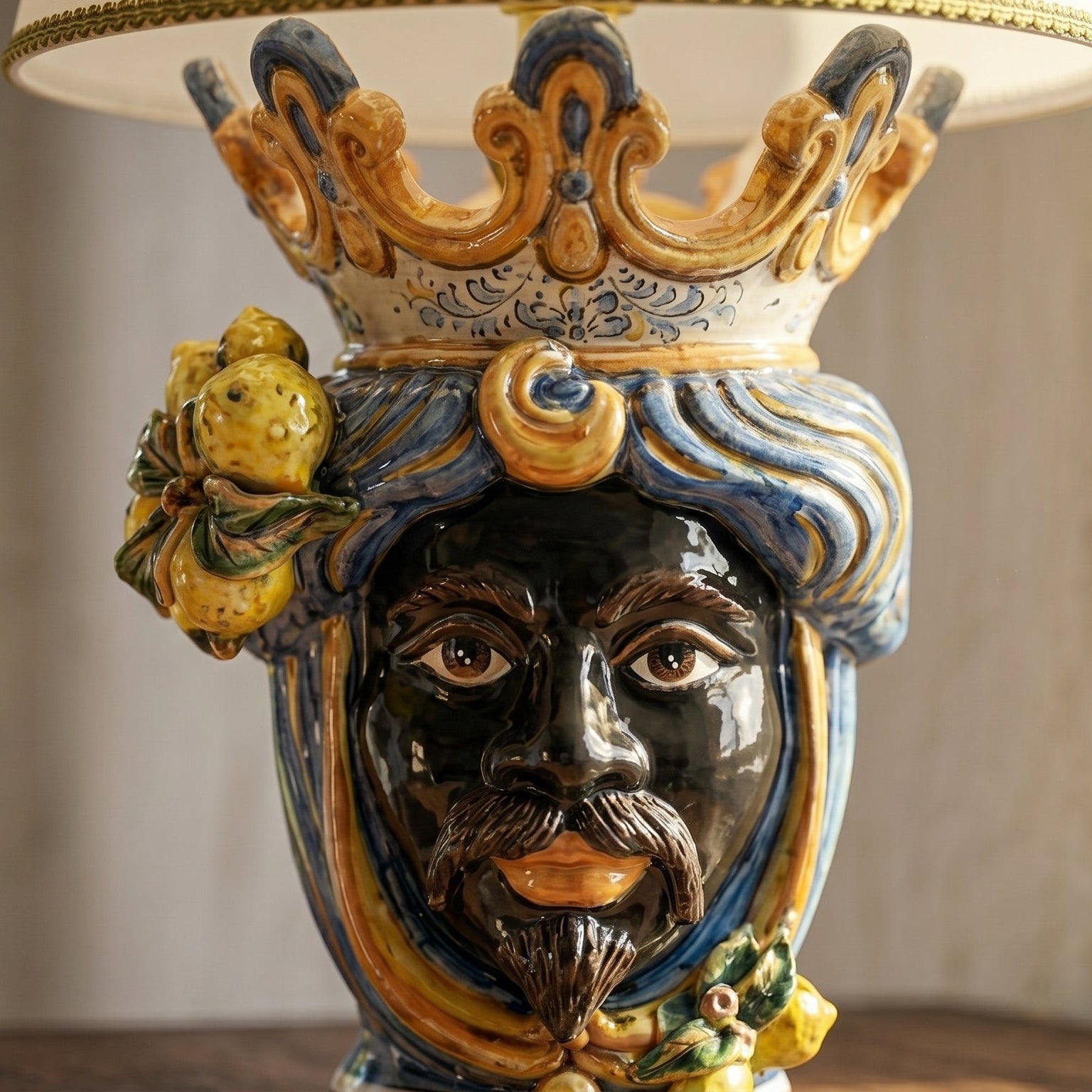 Lume a Testa con Limoni h 70 cm (ceramica h 40 cm, Paralume in Tessuto Ø 45 cm) - Maschio Moro, Blu e Arancio