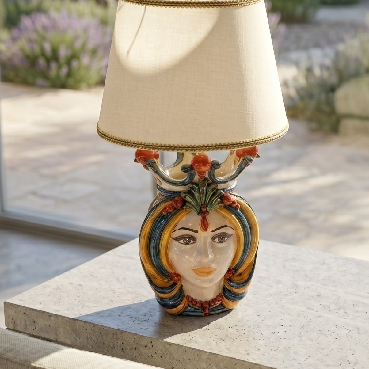 Lume a Testa h 65 cm (ceramica h 38 cm, Paralume in Tessuto Ø 40 cm) - Femmina, Blu e Arancio