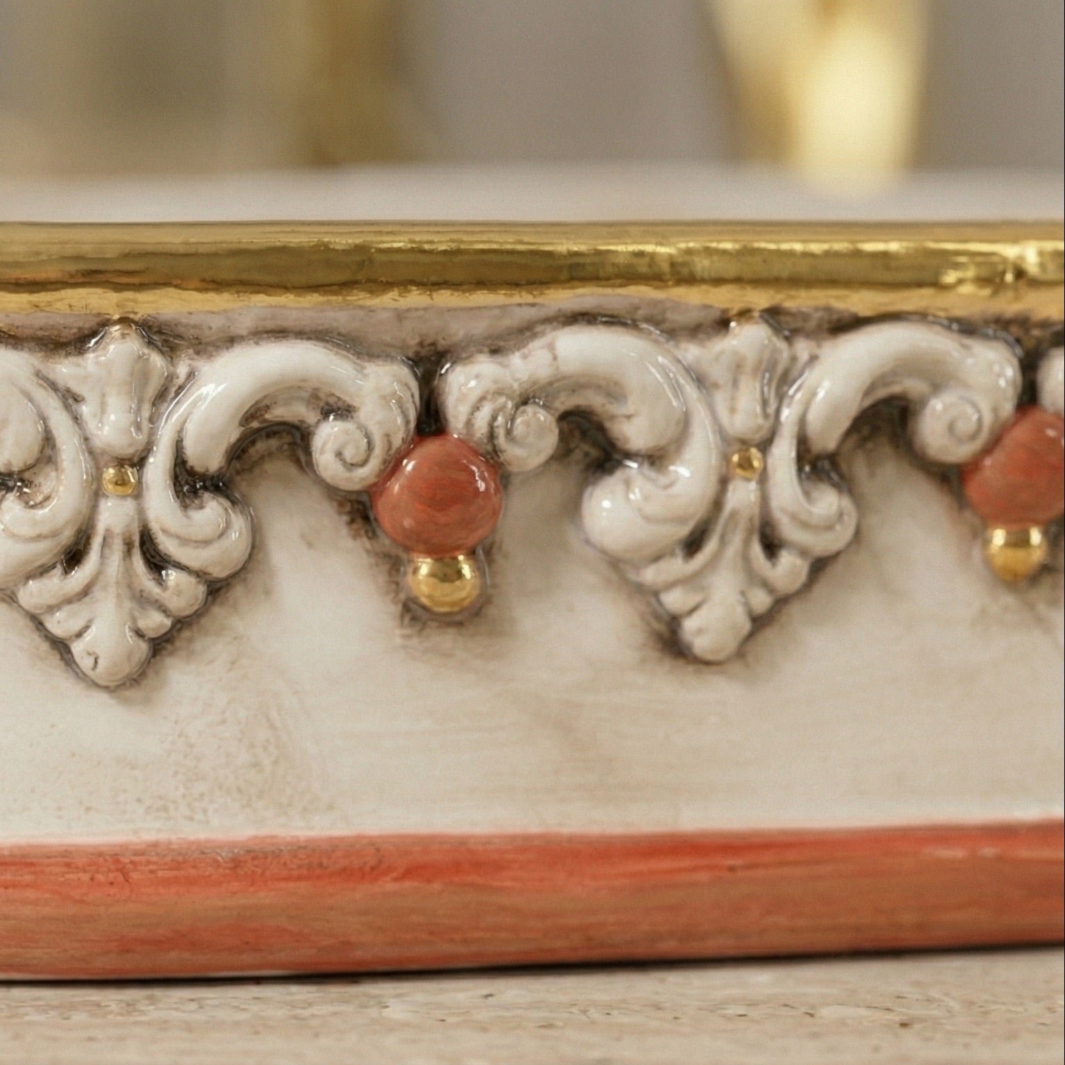 Cassetta Ovale in Ceramica di Caltagirone 35×8 cm - Plastico Sofia, Madreperla Antichizzato Oro