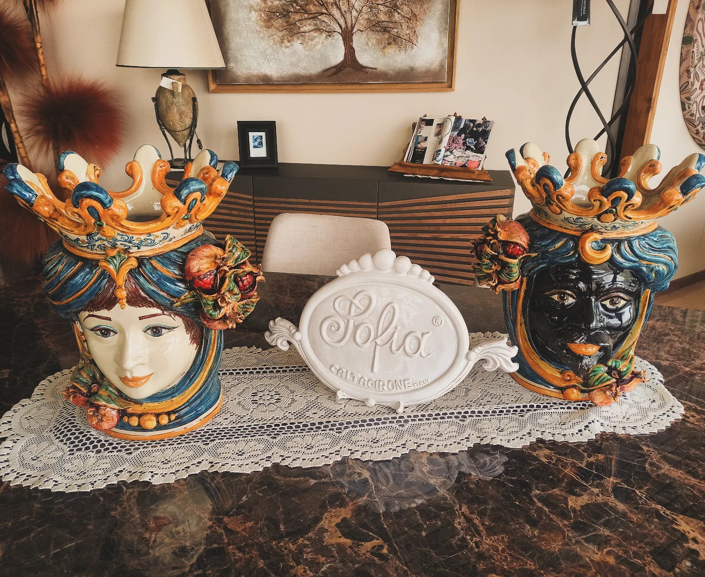 Teste di moro ceramiche Caltagirone fatti a mano Sofia su tavolo elegante, stile tradizionale.