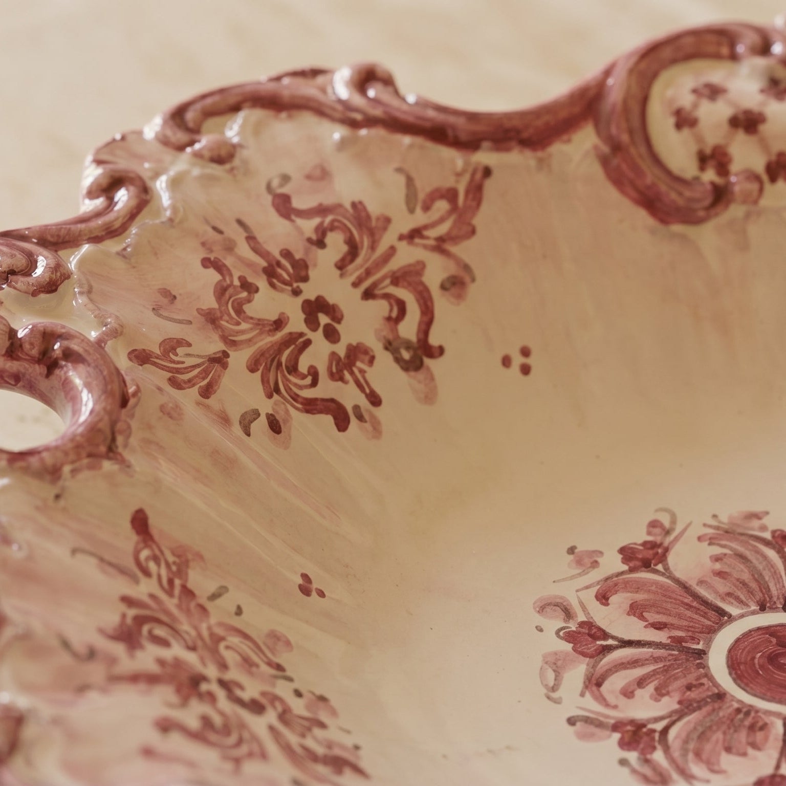 Centrotavola Barocco in Ceramica di Caltagirone 38×33 cm - Mono Bordeaux, Serie d'Arte