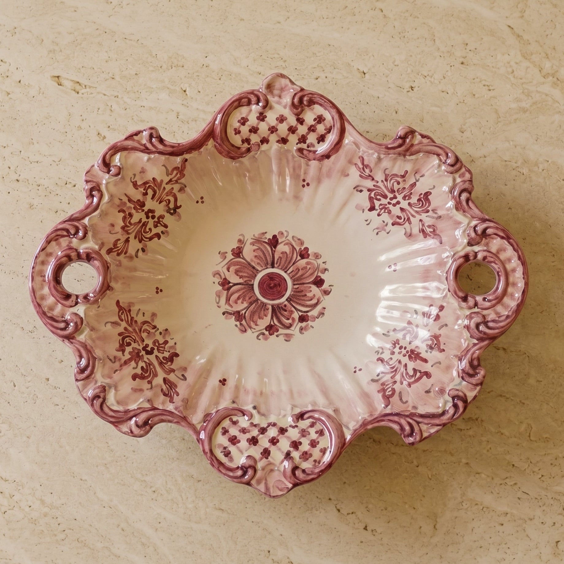 Centrotavola Barocco in Ceramica di Caltagirone 38×33 cm - Mono Bordeaux, Serie d'Arte