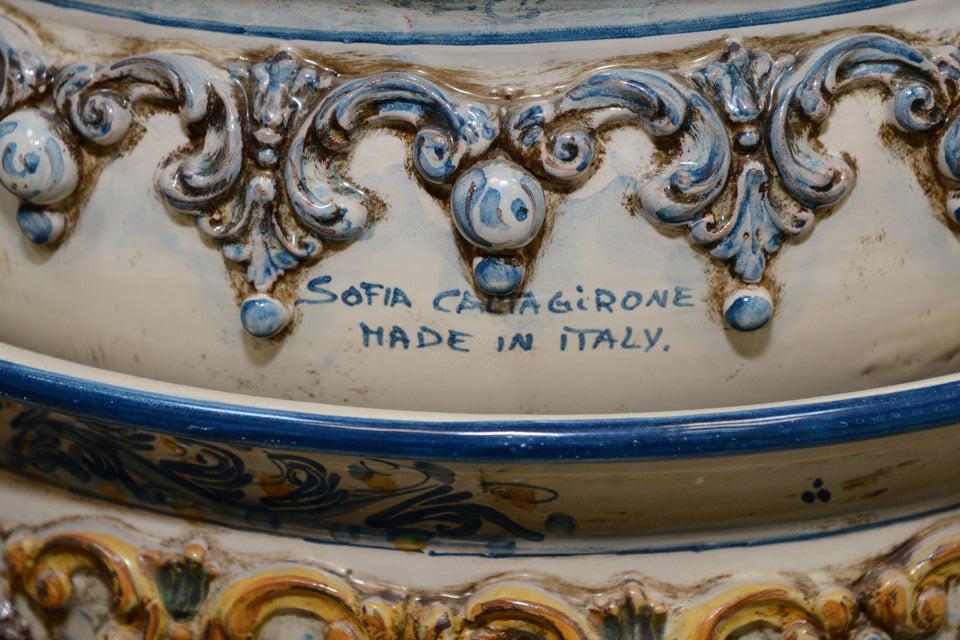 dettaglio ceramiche Caltagirone fatti a mano con decoro artigianale blu e oro