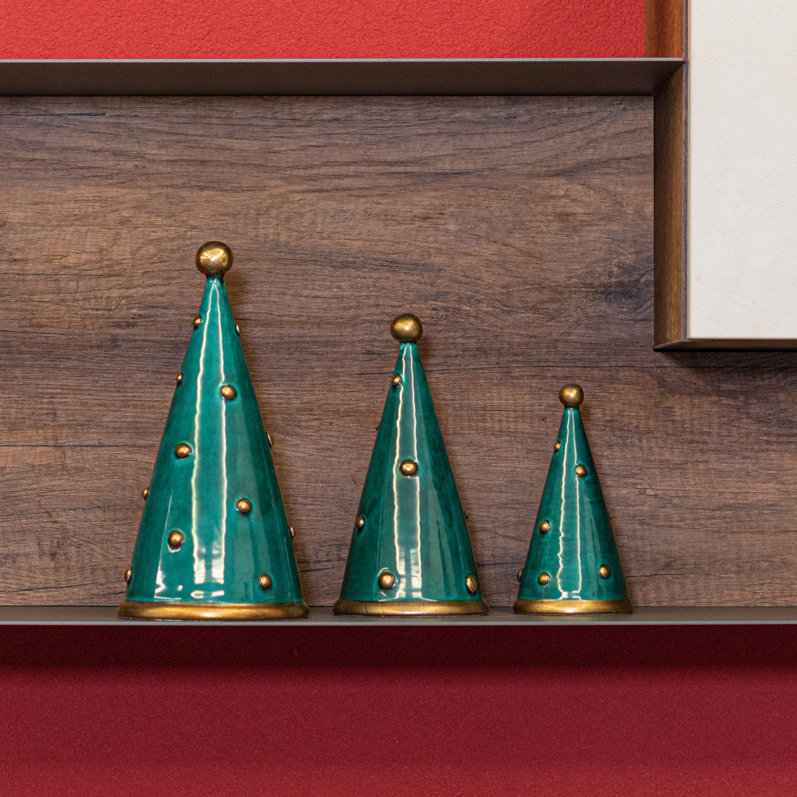 Alberi di Natale moderni in ceramica di Caltagirone fatti a mano, verde e oro, su mensola