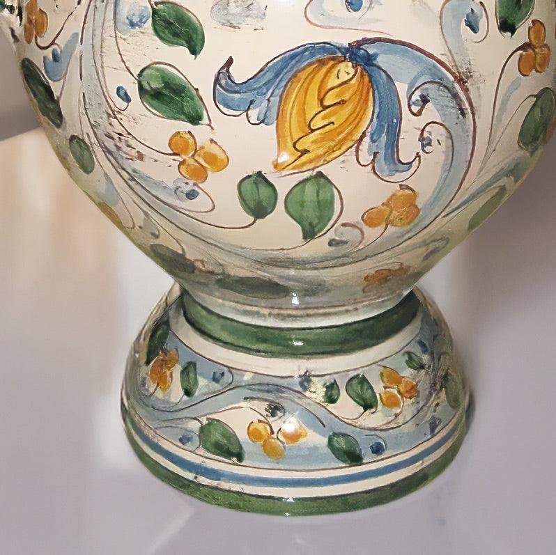 Dettaglio vaso artistico in ceramica Caltagirone, decoro fogliame, ceramiche caltagirone fatti a mano