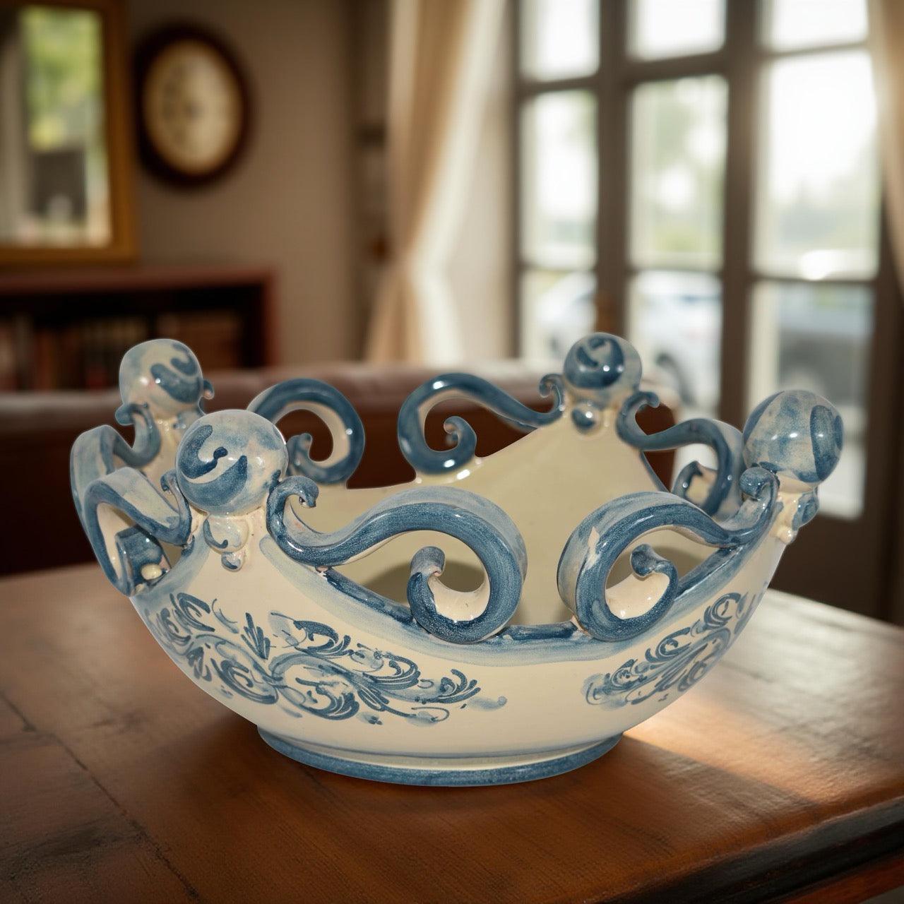 Centrotavola artistico blu ceramiche Caltagirone fatti a mano su tavolo in soggiorno luminoso