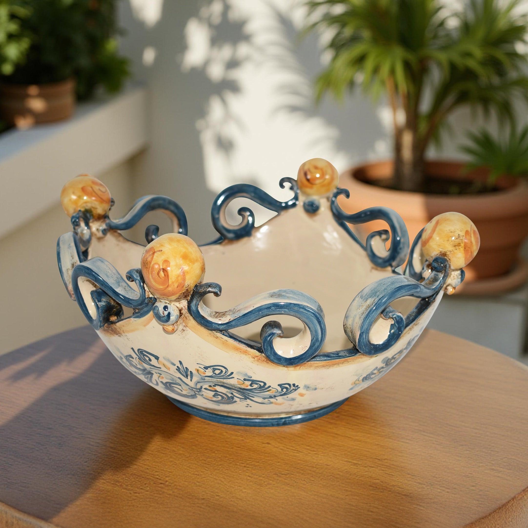 Centrotavola ceramiche Caltagirone fatti a mano, blu arancio, design elegante, artigianale.