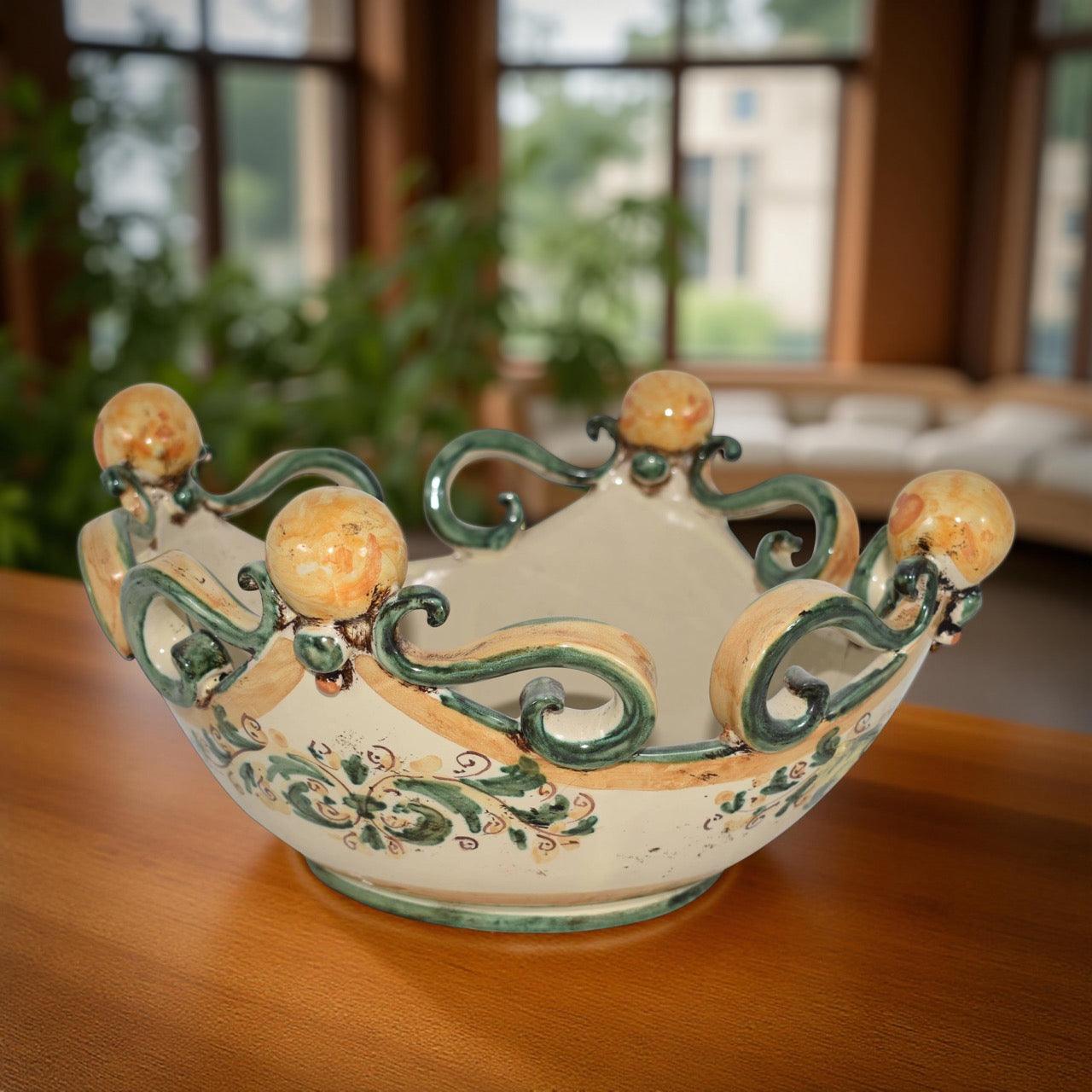 Centrotavola in ceramica di Caltagirone Sofia, fatto a mano, con decori verdi e arancio.