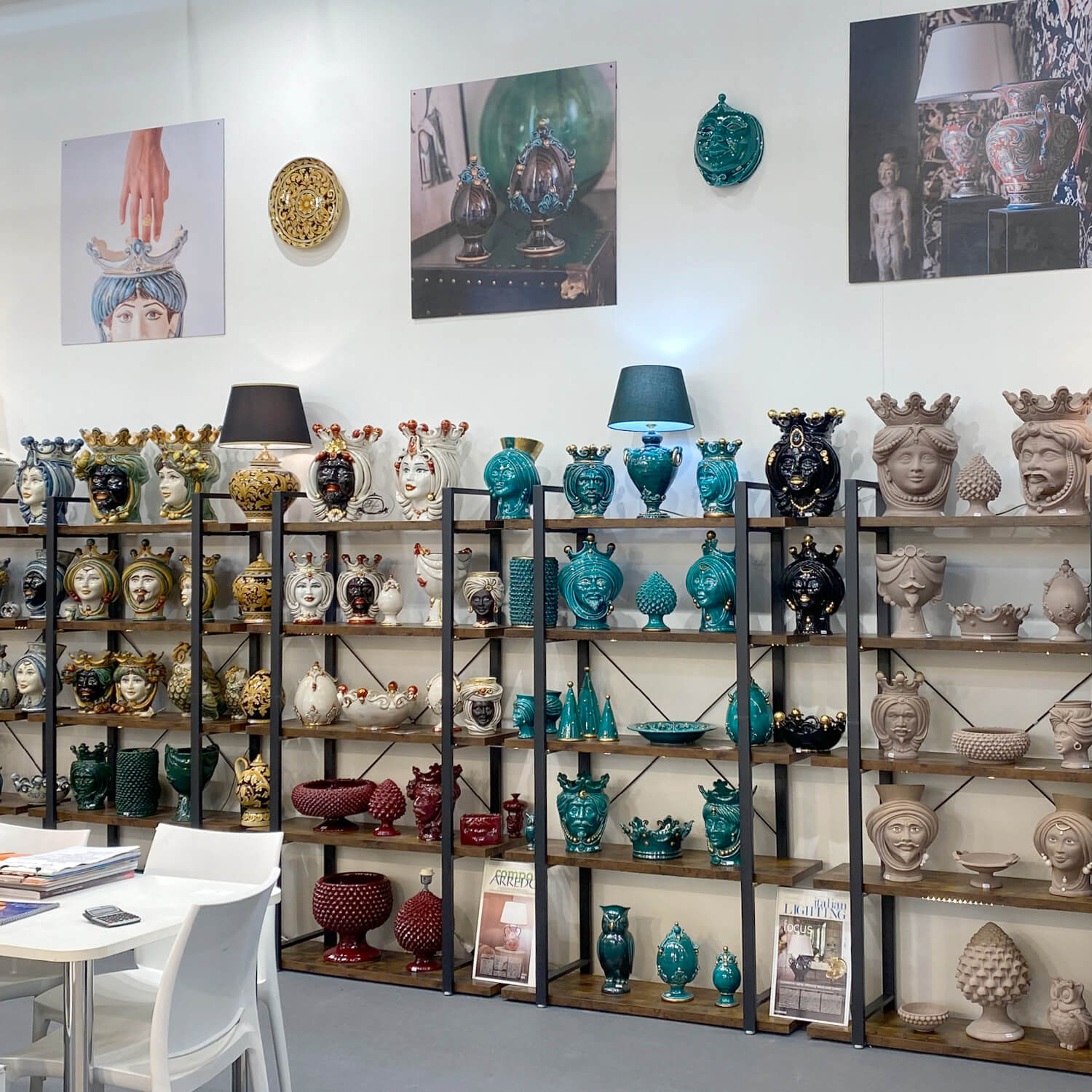 Esposizione di ceramiche Caltagirone fatti a mano con teste di moro colorate e pigne decorative.