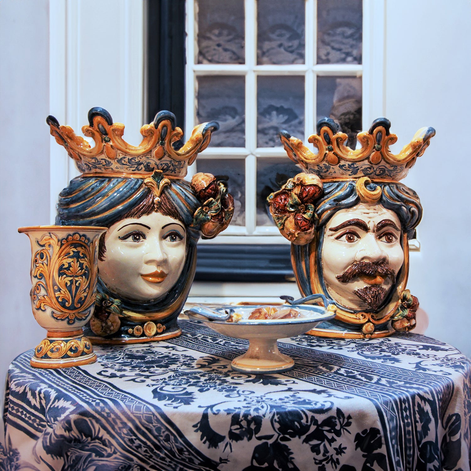 Teste di moro ceramiche Caltagirone fatti a mano su tavolo decorato