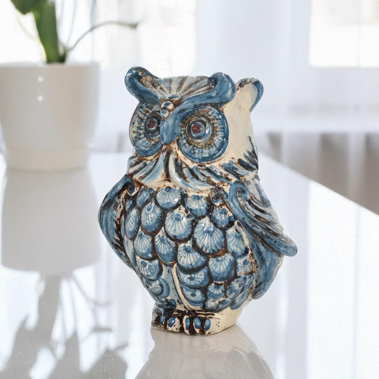 Gufo blu in ceramica di Caltagirone fatti a mano, decorazione artigianale su tavolo lucido