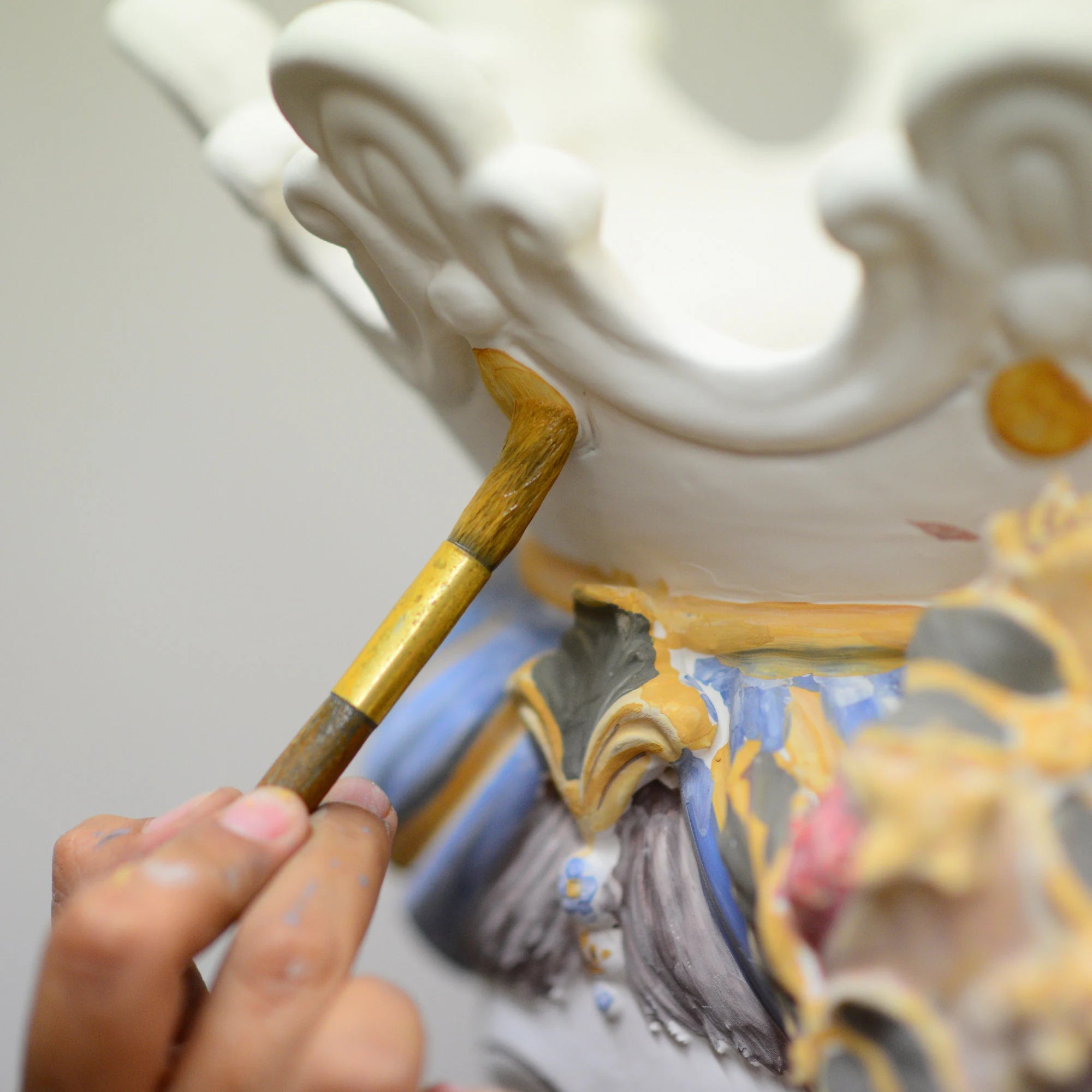 Decorazione a mano di ceramica Caltagirone artigianale con pennello, ceramiche caltagirone fatti a mano