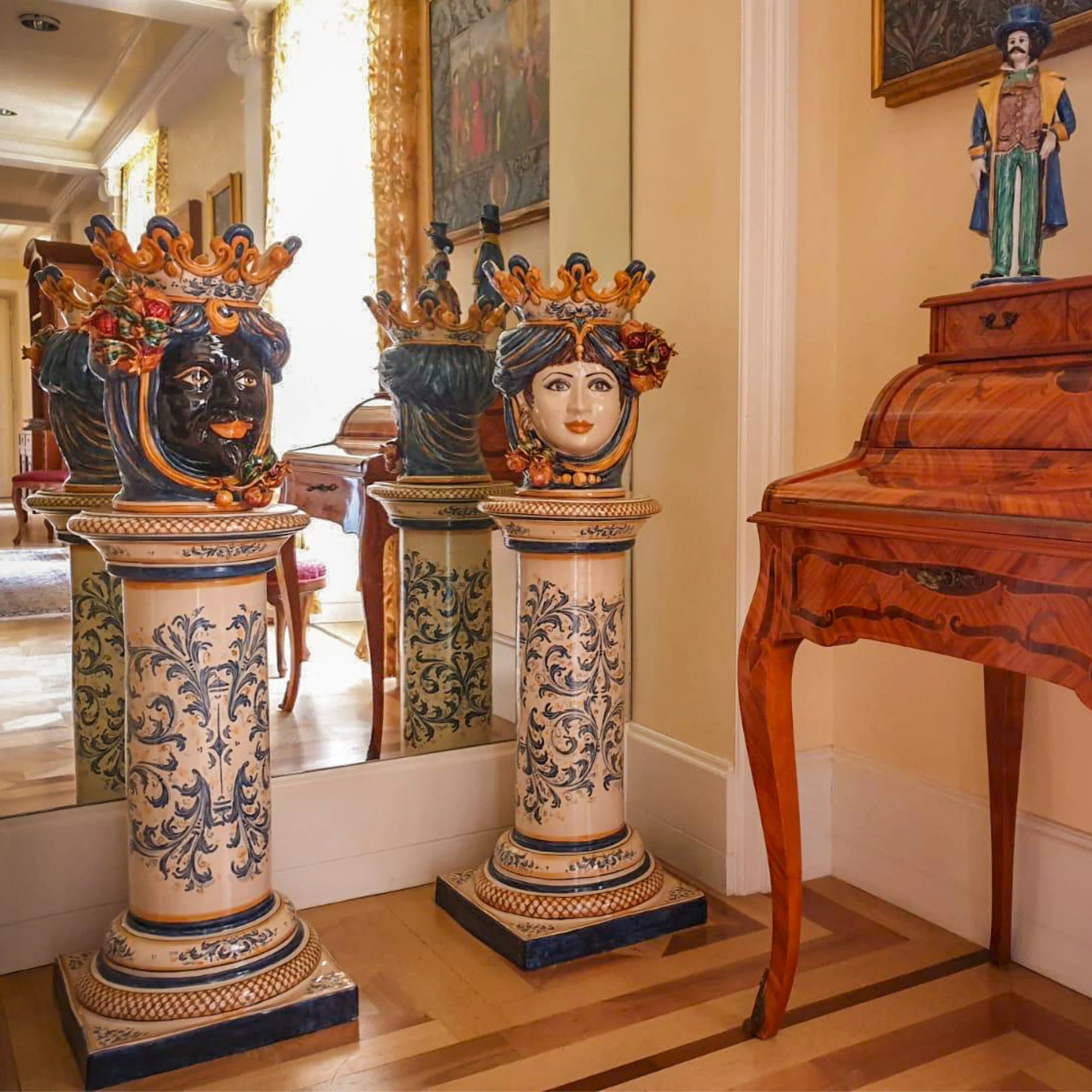 Teste di Moro ceramiche Caltagirone fatti a mano su colonne decorate in soggiorno elegante